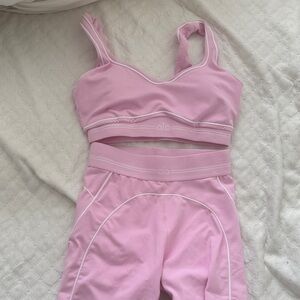 ALO Yoga Light Pink airbrush set in heart candy pink/white